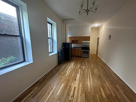 2nd image of 31 Graham Ave Unit 1