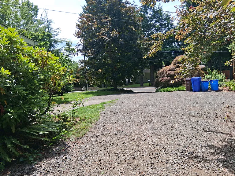 640 SE Williams Rd — Photo 2