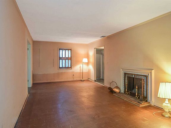 3rd image of 121 Hillturn Ln