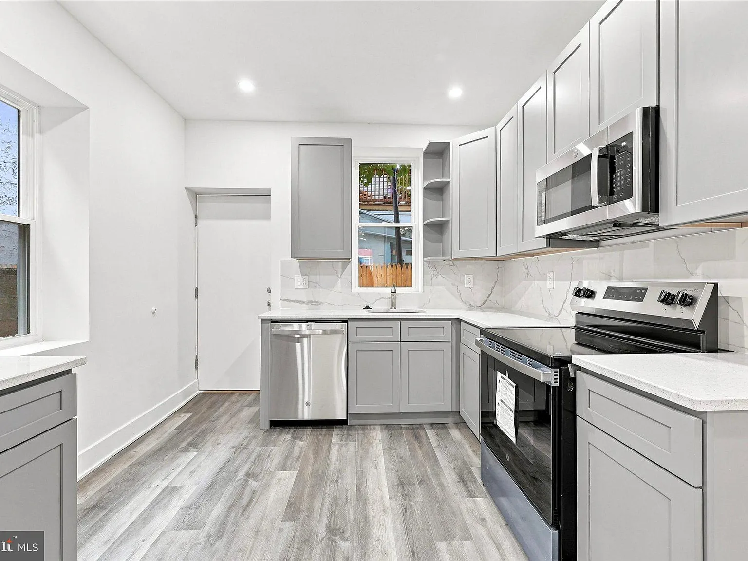 4 bed, 2.5 bath, 2100 sqft, $4,350 — Photo 4