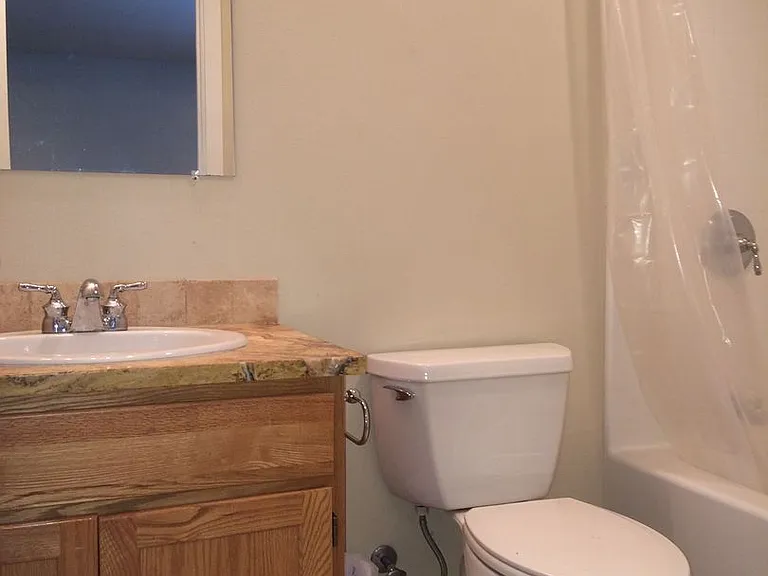 527 E St NE — Photo 9