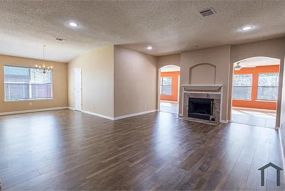 1008 Lake Trail Dr — Photo 2