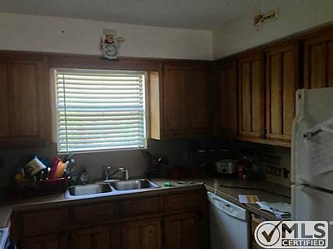 2nd image of 1121 Suburban St