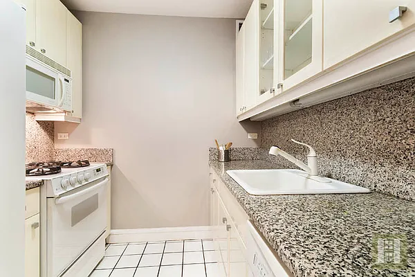 Rented by Halstead Real Estate | media 19