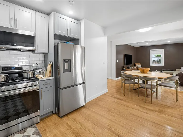 25 Van Duzen Pl #1 — Photo 10
