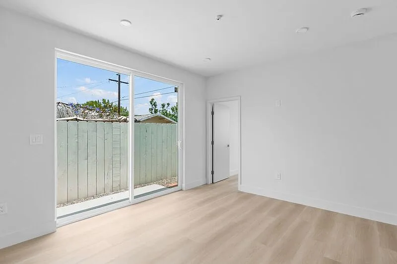 3 bed, 3.0 bath, 922 sqft, $4,500 — Photo 3