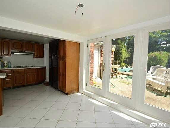 4th image of 100 Linden St