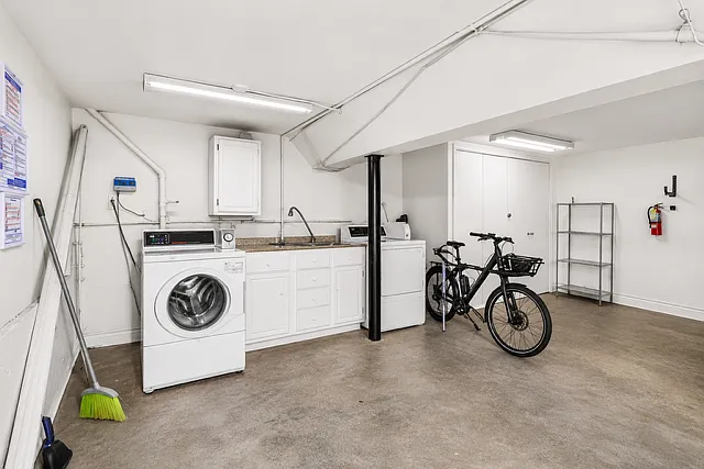shared, community W/D in basement (4 units total in building)