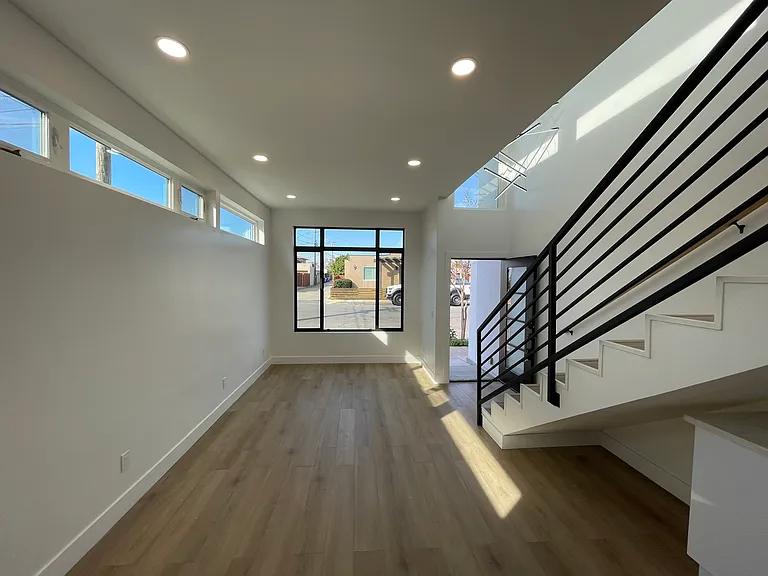 3231 Myrtle Ave — Photo 1