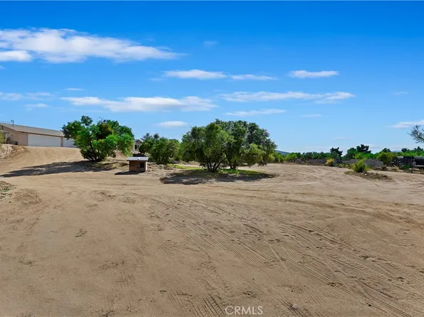 11221 Omelveny Rd, Oak Hills, CA 92344