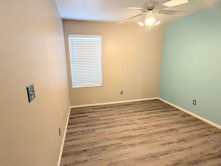 2325 E Lakecrest Dr — Photo 22