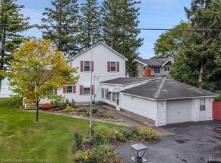 4606 Lakeshore Rd, Fort Gratiot, MI 48059