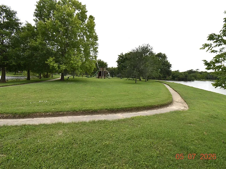 421 Creekside Dr — Photo 36