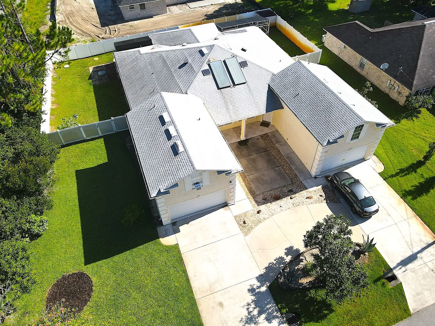 Huge 4 Bed 3 Bath 2 Car Townhome W Fenced Yard For Rent! — Photo 3