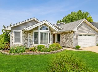 300 Royce Ln, Roselle, IL 60172