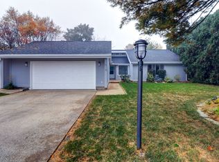 1510 Country Lake Dr, Champaign, IL 61821