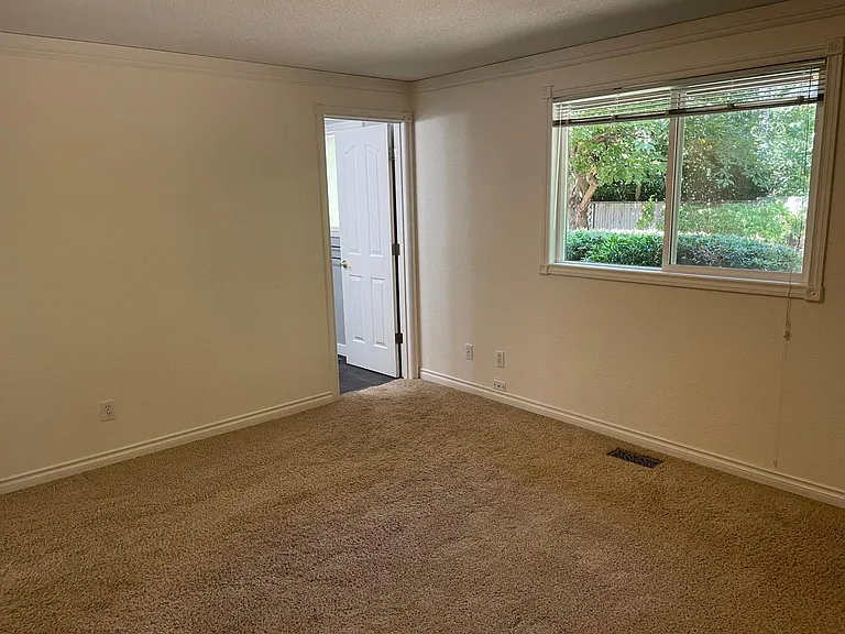 6525 SW Locust St — Photo 10