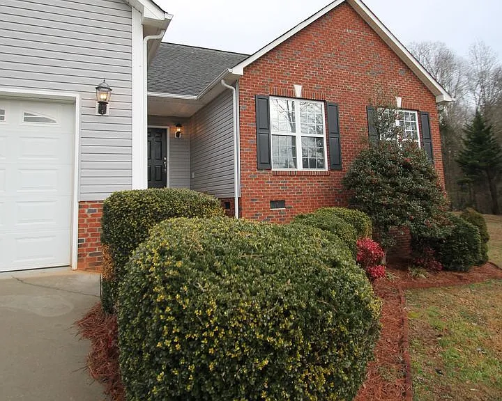 1830 Country Manor Ln — Photo 2