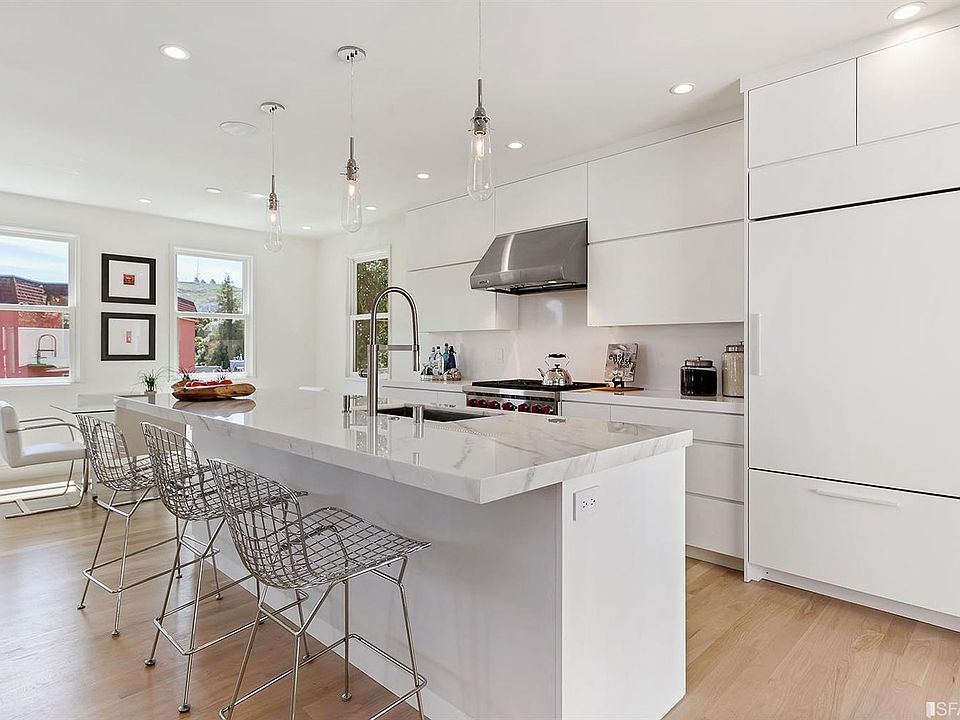 1st image of 320 Roosevelt Way