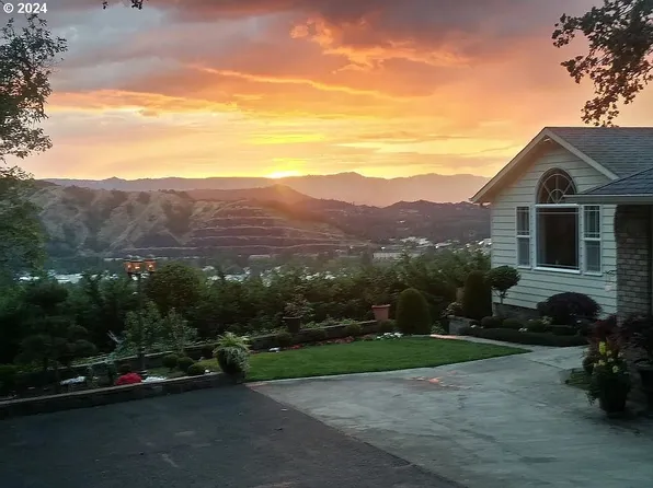 1385 SE Laurel Ct, Roseburg, OR 97470