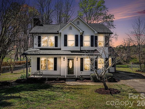 2nd image of 577 Tryon Pl