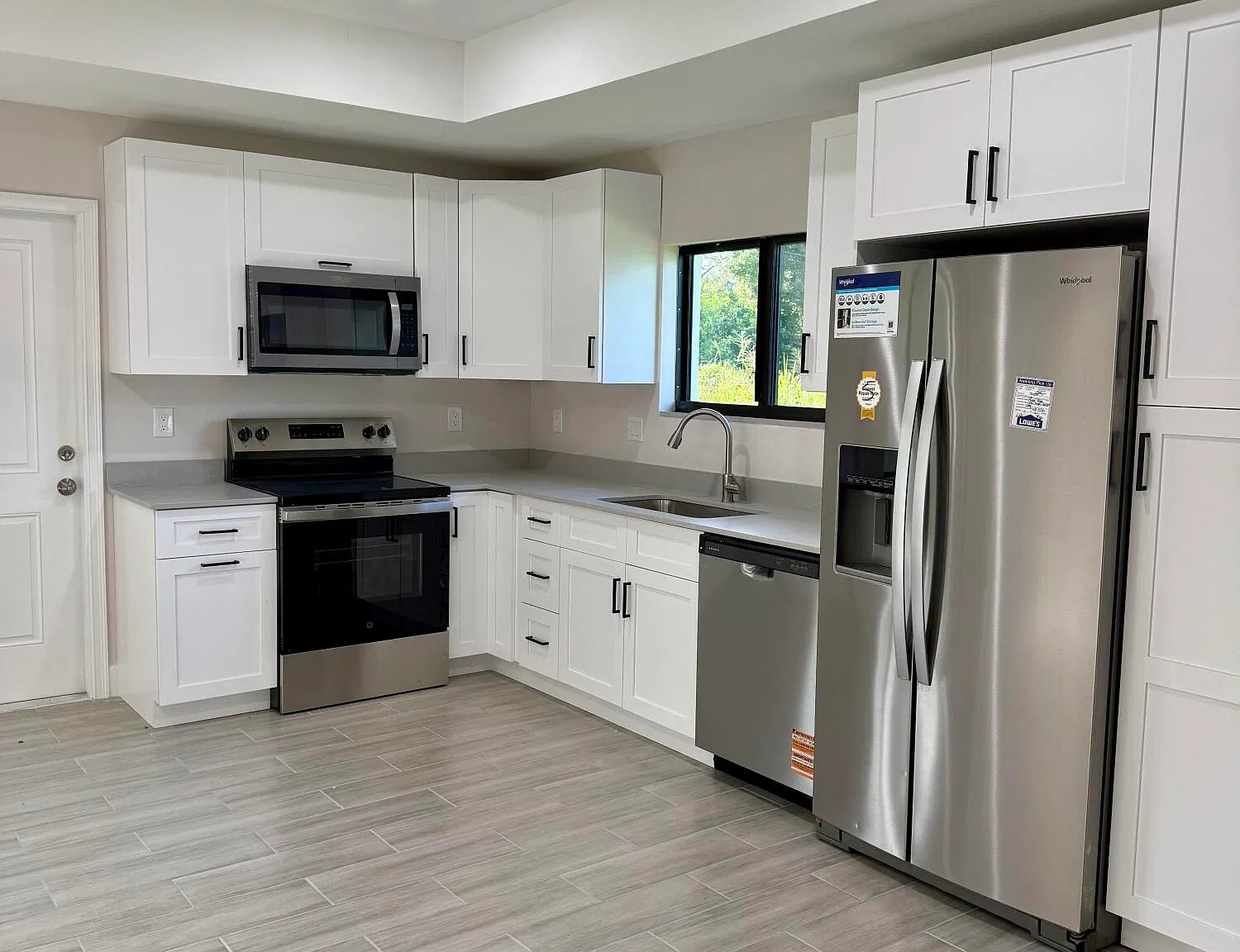 3 bed, 2.0 bath, 1200 sqft, $2,100 — Photo 3