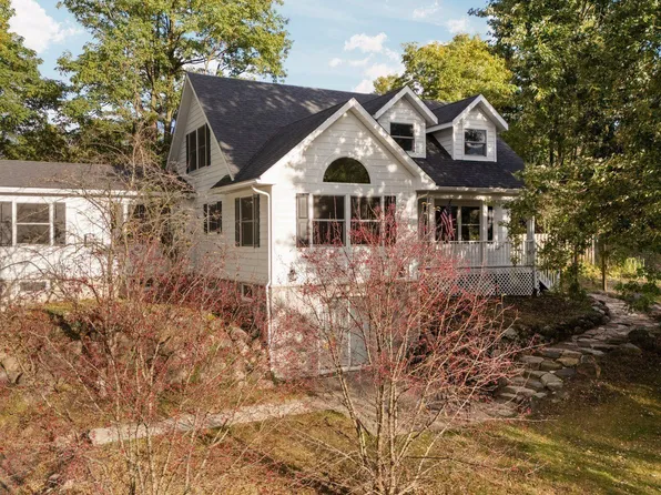 4040 Latourette Ln, Hartland, MI 48353