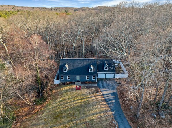36 Robinhood Dr, Gales Ferry, CT 06335