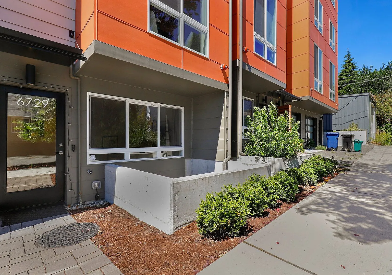 Ballard 3bd/3ba, Modern, Rooftop Deck — Photo 2