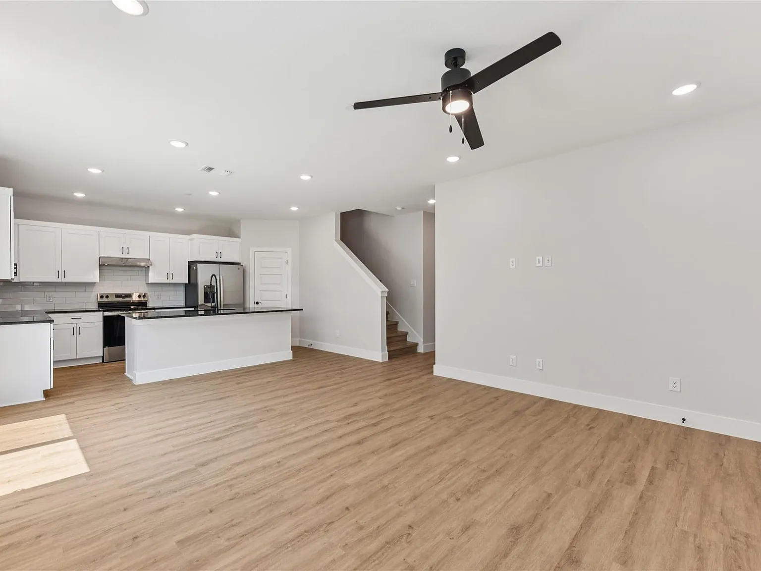 4 bed, 2.5 bath, 1944 sqft, $2,660 — Photo 4
