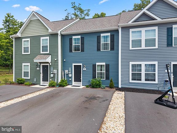 3rd image of 36 Pitch Pine Ct