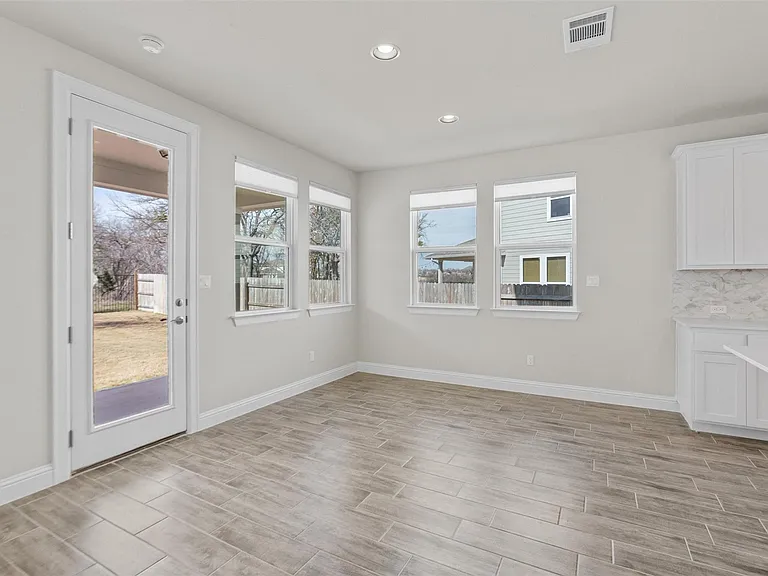 205 Riverhill Cv — Photo 14