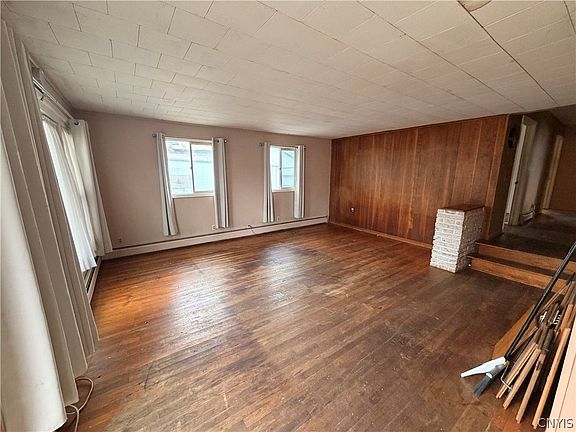 3rd image of 831 Rider St