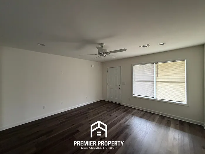 208 Bradford Cir — Photo 2