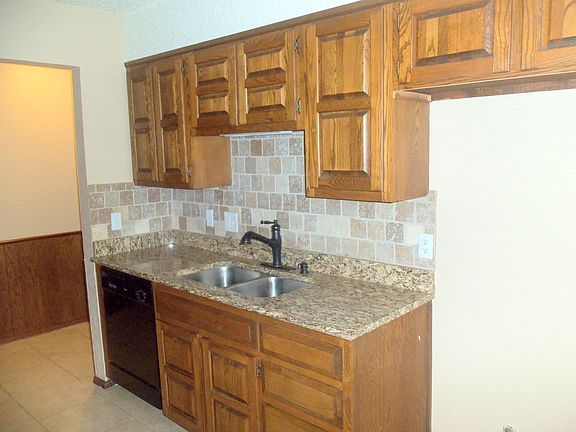 Ample work space and granite countertops