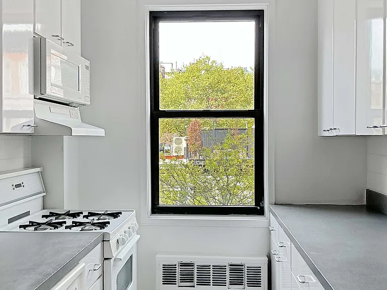 150 E 18th St #6E — Photo 4