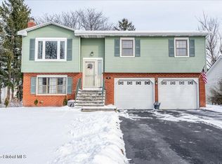 16 Meadowlark Dr, Cohoes, NY 12047
