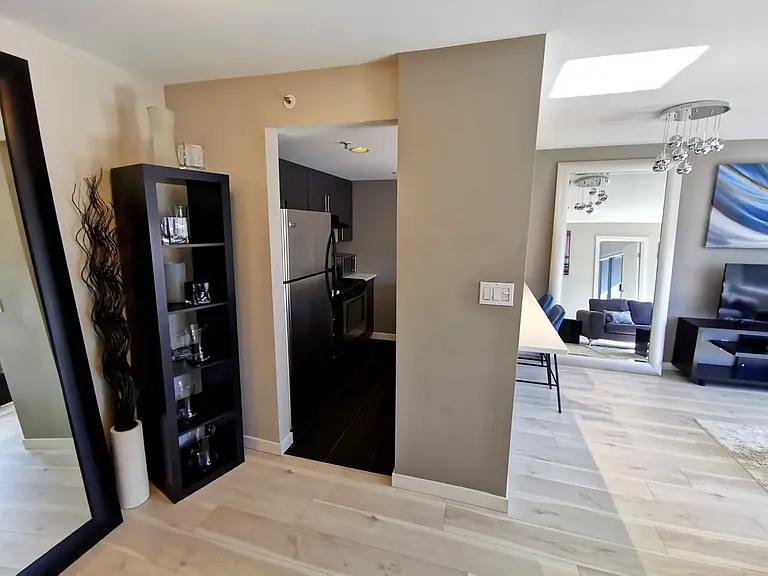1060 Alberni St #410 — Photo 5