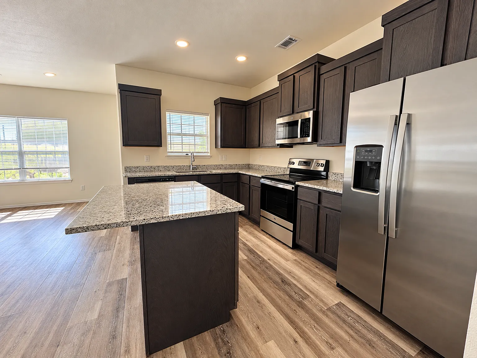 4235 W Santa Fe Street — Photo 2