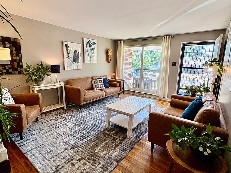 Bright living room (30+ day rental)