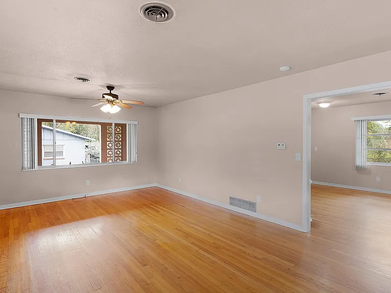 902 NE 17th Ter — Photo 3