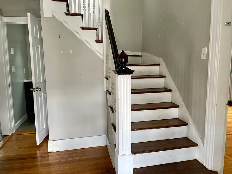 136 Brooks St — Photo 8