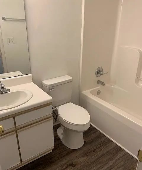 2704 Bluff View Dr #B — Photo 8
