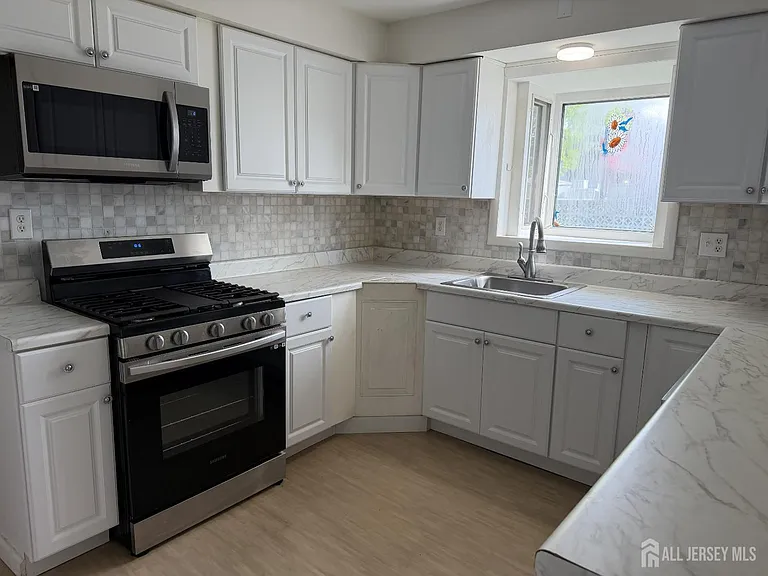 2729 Woodbridge Ave — Photo 10