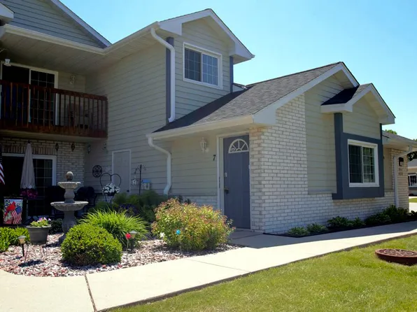 W240N2524 E Parkway Meadow Cir, Pewaukee, WI 53072