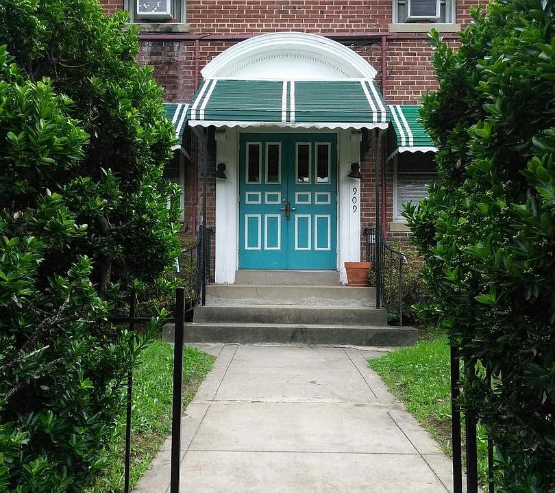 1st image of 909 Quincy St NE APT 2
