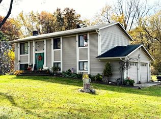 9877 Bloom Hill Dr, Holly, MI 48442