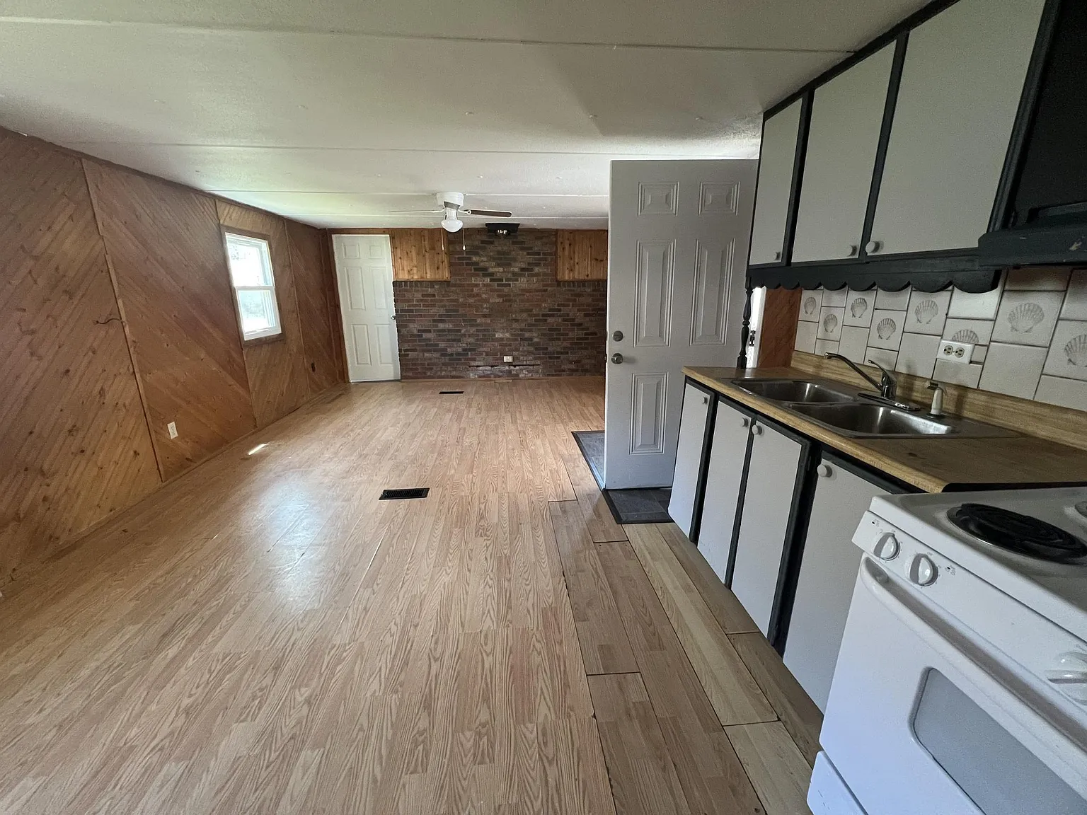 3 bed, 980 sqft, $895 — Photo 3