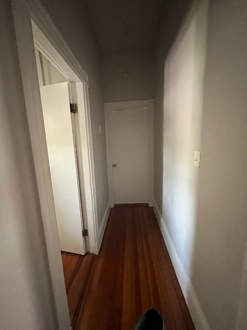 No Brokers Fee, Eat-in Kitchen, Large bedrooms, Laundry on a Site — Photo 2