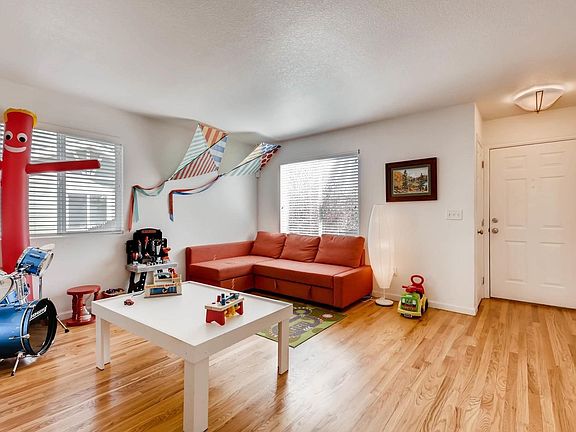 Spacious and bright entry way/living room